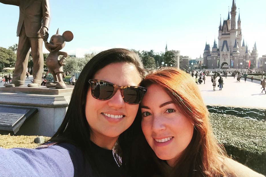 Pareja de mujeres denuncia a vecina por agresión y discriminación
