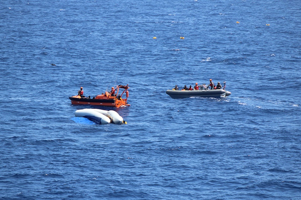 ¿Quién debe recibir 40 migrantes rescatados por un barco de EE. UU en el mediterráneo?