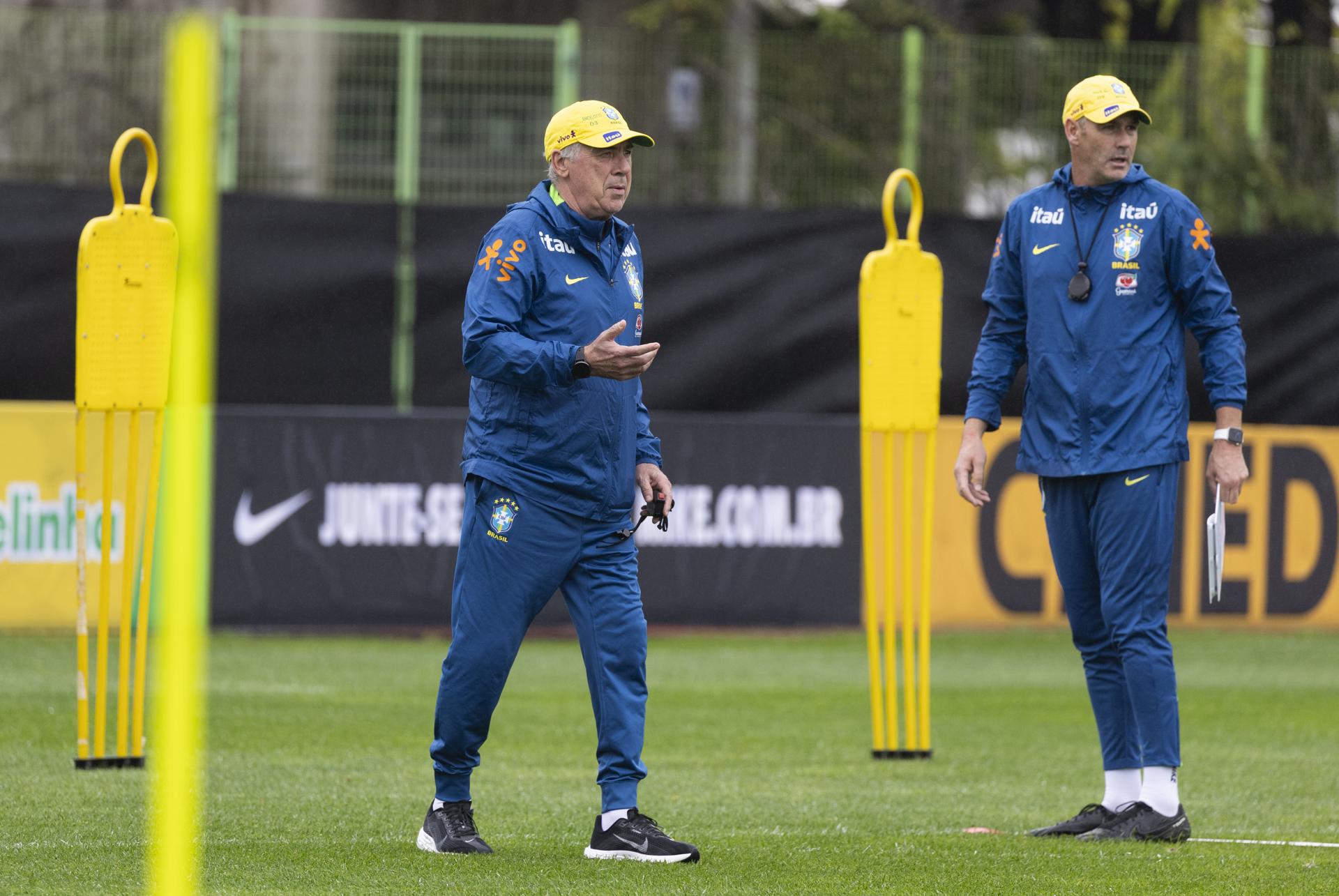 GOYANG (Korea, Republic Of), 07/10/2025.- Brazil national team coach Carlo Ancelotti (L) attends a training session at Goyang Stadium in Goyang, Gyeonggi-do Province, South Korea, 07 October 2025. Brazil is preparing for an upcoming friendly match against South Korea at the Sangam World Cup Stadium in Seoul on 10 October. (Futbol, Amistoso, Mundial de Fútbol, Brasil, Corea del Sur, Seúl) EFE/EPA/JEON HEON-KYUN
