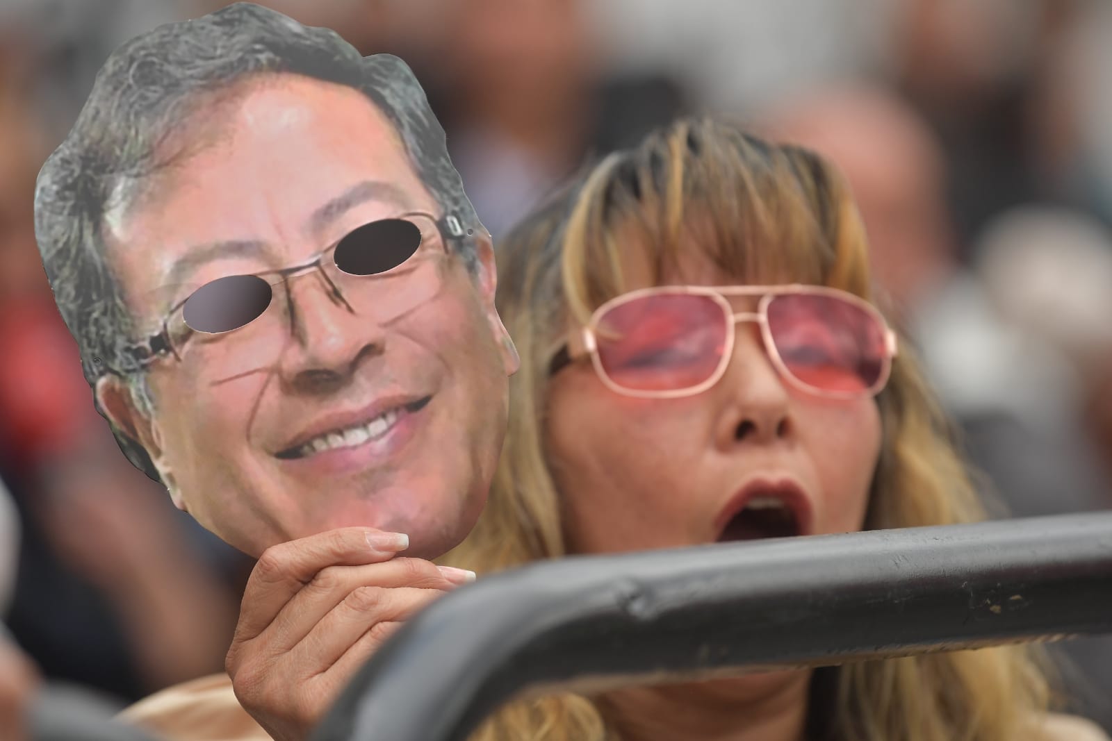 Seguidores de Gustavo Petro lo acompañan a su puesto de votación.