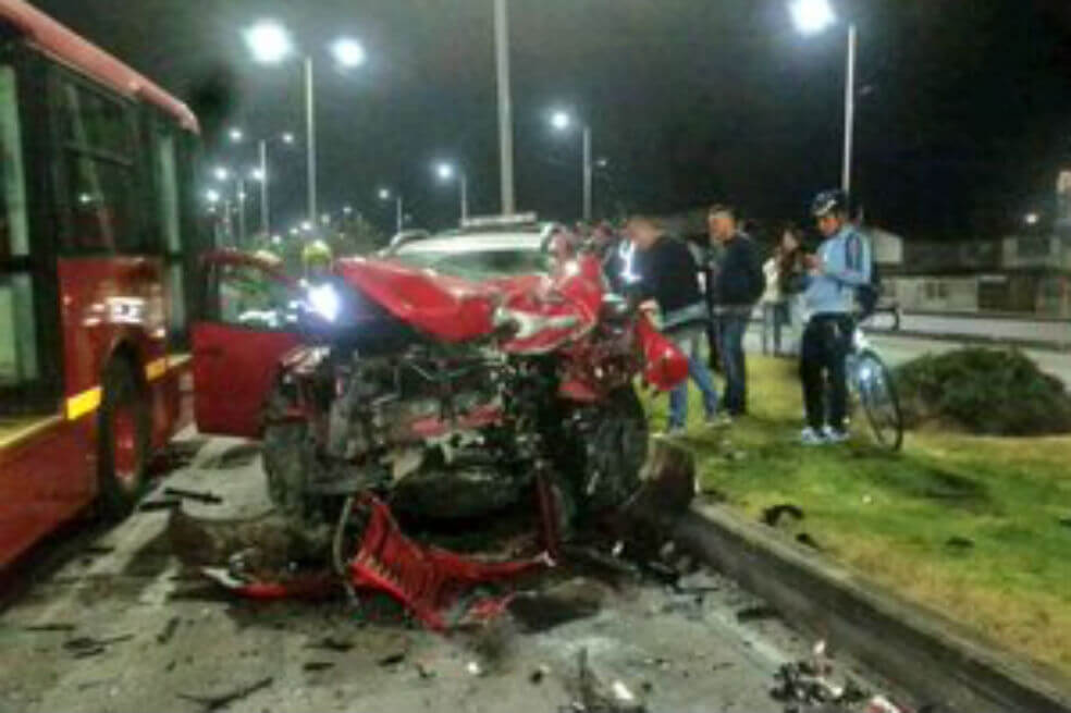 En medio de una persecución, camioneta robada quedó destruida tras chocar contra un TM