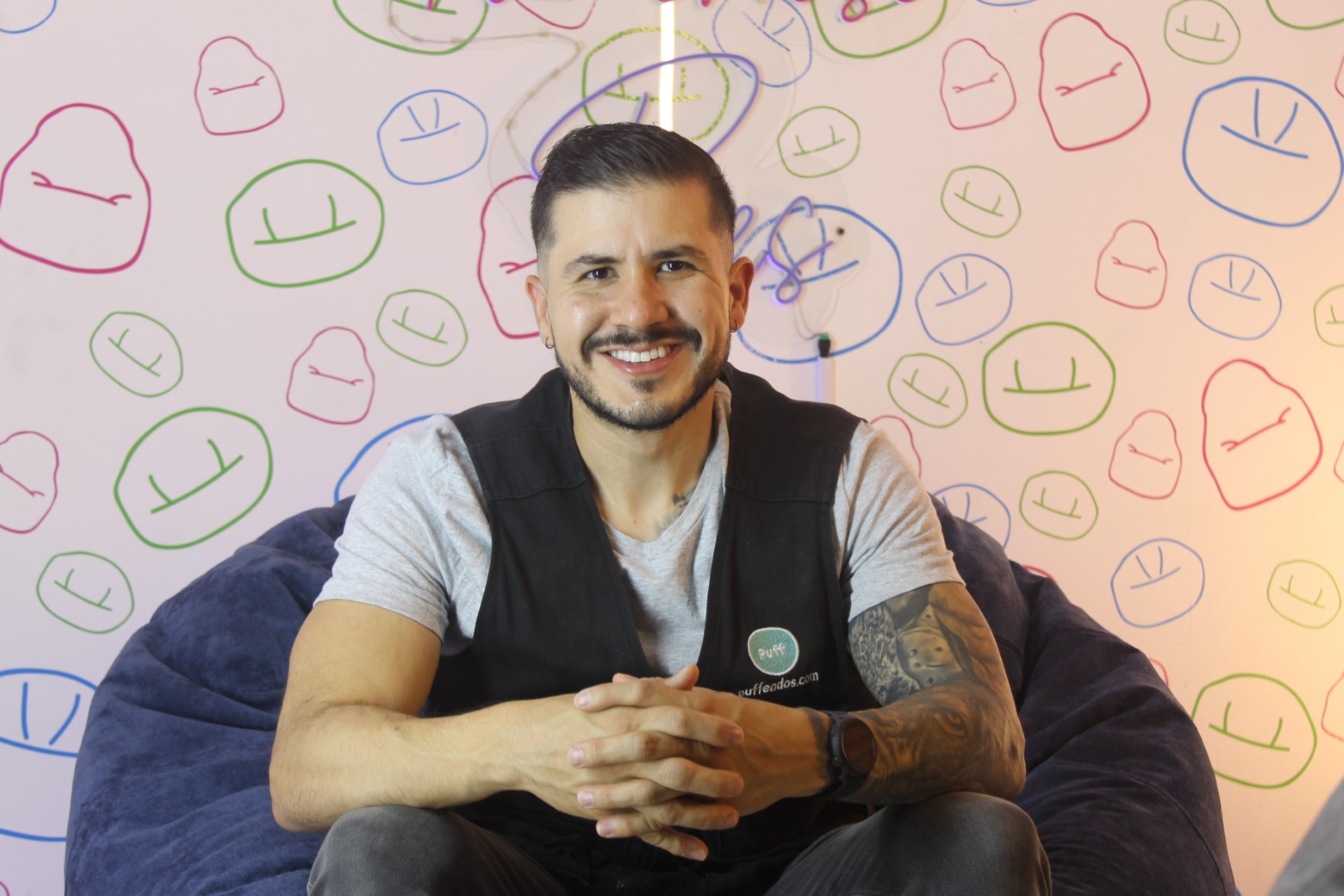 La empresa colombiana que promueve la comodidad con “puffs” personalizados