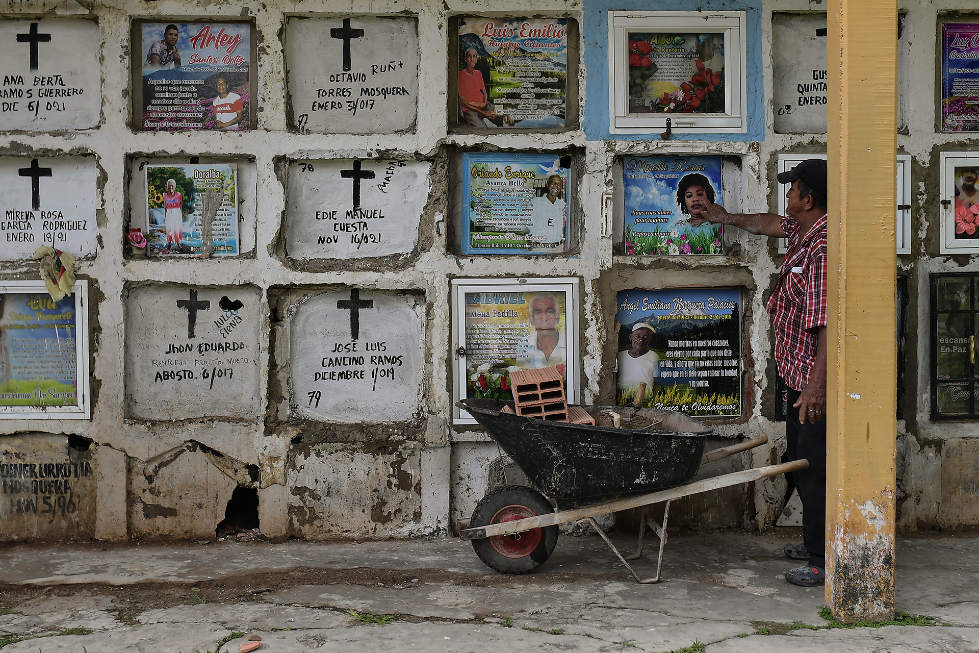 Un sepulturero señala las lápidas de migrantes que han muerto
