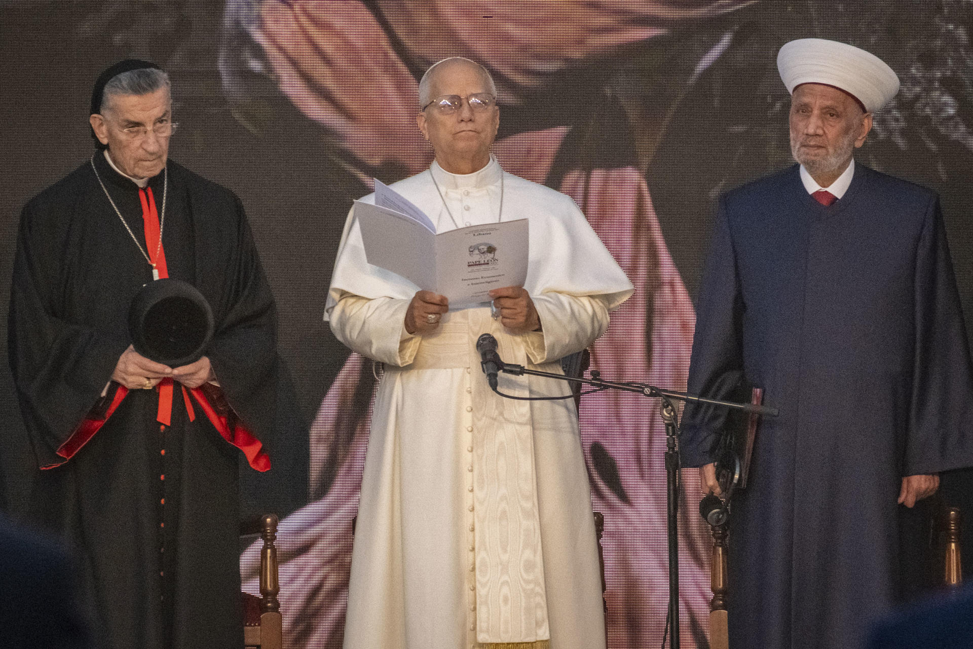 GRAF5693. BEIRUT (LÍBANO), 01/12/2025.- El papa León XIV mantiene un encuentro intereligoso con representantes de distintas religiones del país en la Plaza de los Mártires en Beirut. El papa León XIV acudió este lunes al monasterio de Annaya, en Líbano, donde se encuentra la tumba del santo eremita Charbel y rezó por la paz en el Líbano y en todo Oriente Medio, en el segundo día de visita a este país tras su primera escala en Turquía. EFE / Edgar Gutiérrez