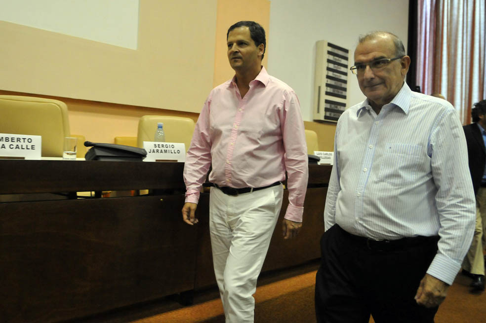 El comisionado de Paz, Sergio Jaramillo, y el vocero del Gobierno en los diálogos en La Habana, Humberto de la Calle. / EFE