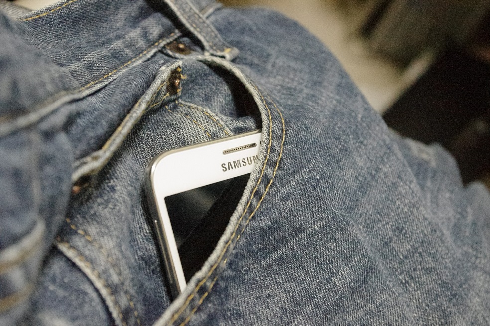 Samsung lanza celular que evita que los estudiantes se distraigan