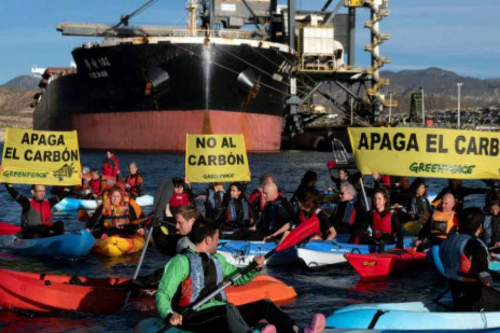 Greenpeace se toma planta de carbón en Europa