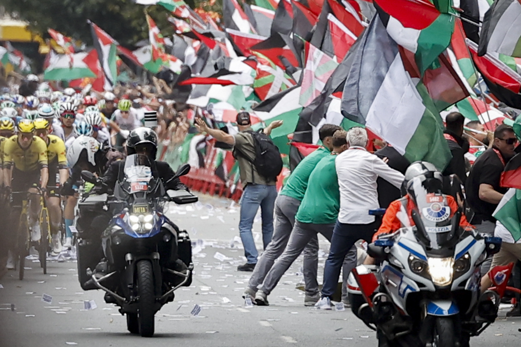 BILBAO, 03/09/2025.- La iniciativa Gernika Palestina ha invadido este miércoles un tramo de la Gran Vía de Bilbao al paso de la Vuelta ciclista por la capital vizcaína en protesta por la participación del equipo Israel Premier Tech y en apoyo a Palestina por lo que ha tenido que intervenir la Ertzaintza. EFE/Miguel Toña