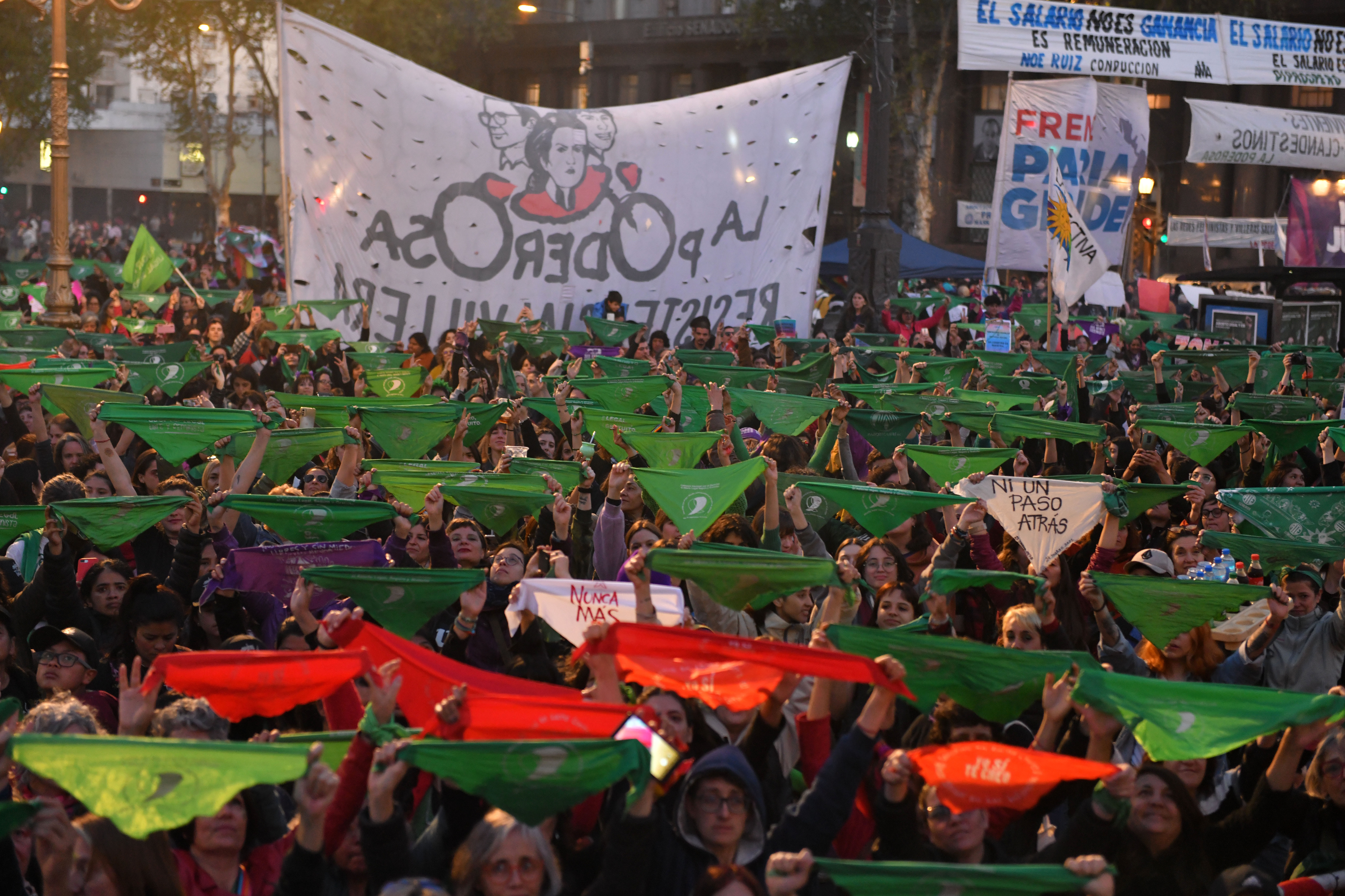 AME3370. BUENOS AIRES (ARGENTINA), 28/09/2023.- Miles de mujeres y decenas de colectivos feministas marchan hoy durante el Día de Acción por la Despenalización del Aborto en America Latina, en Buenos Aires (Argentina). Miles de mujeres y decenas de colectivos feministas de Argentina marcharon este jueves por las calles de Buenos Aires y otras ciudades del país en el Día de Acción por la Despenalización del Aborto en América Latina para protestar contra las propuestas de los candidatos conservadores a la presidencia del país, en especial, contra las del libertario Javier Milei, que lidera las encuestas para hacerse con la Casa Rosada. EFE/ Enrique Garcia Medina