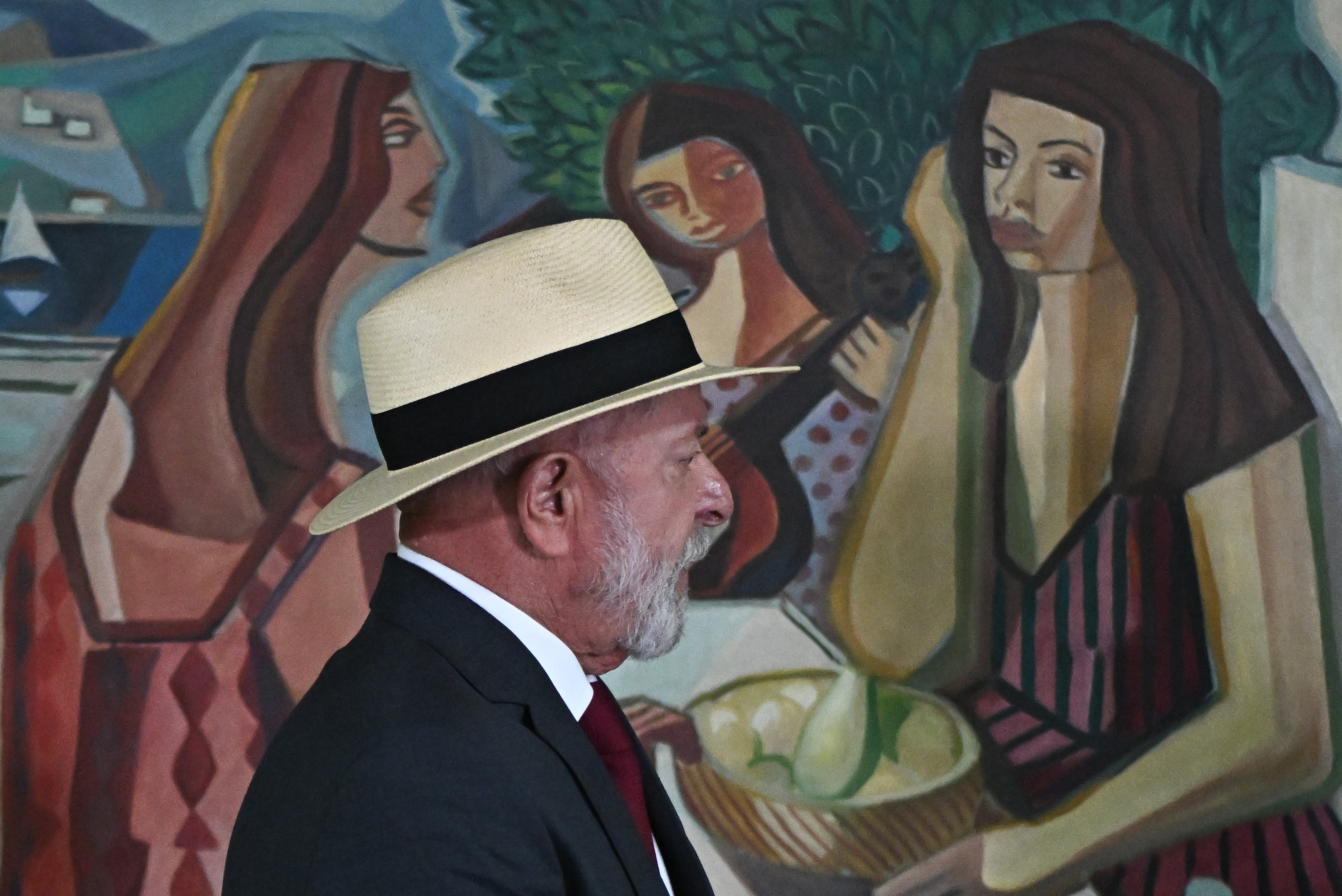 AME9383. BRASILIA (BRASIL), 08/01/2025.- El presidente de Brasil Luiz Inácio Lula da Silva participa este miércoles, en una ceremonia de restitución de obras de arte destruidas, en el Palácio del Planalto en Brasilia (Brasil). Lula da Silva recibió en la sede del Gobierno 21 obras de arte restauradas después de haber sido destrozadas en medio de la intentona golpista del 8 de enero de 2023, de la que se cumplen dos años. EFE/ Andre Borges