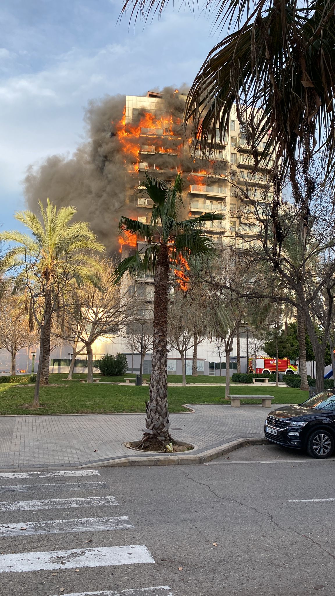 En una imagen tomada desde un punto más lejano se observa la rápida evolución del incendio. Según testigos, las llamas se esparcieron en cuestión de media hora por toda la estructura.