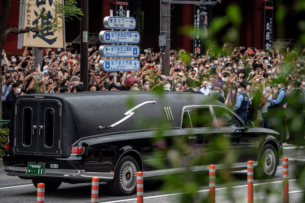 Shinzo Abe provenía de una familia política y se convirtió en el primer ministro más joven de la posguerra cuando asumió el poder por primera vez en 2006 a los 52 años. Renunció en 2020 al final de su segundo período, tras sufrir problemas de salud.