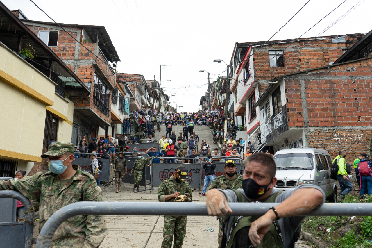 Militares custodian una zona cercada