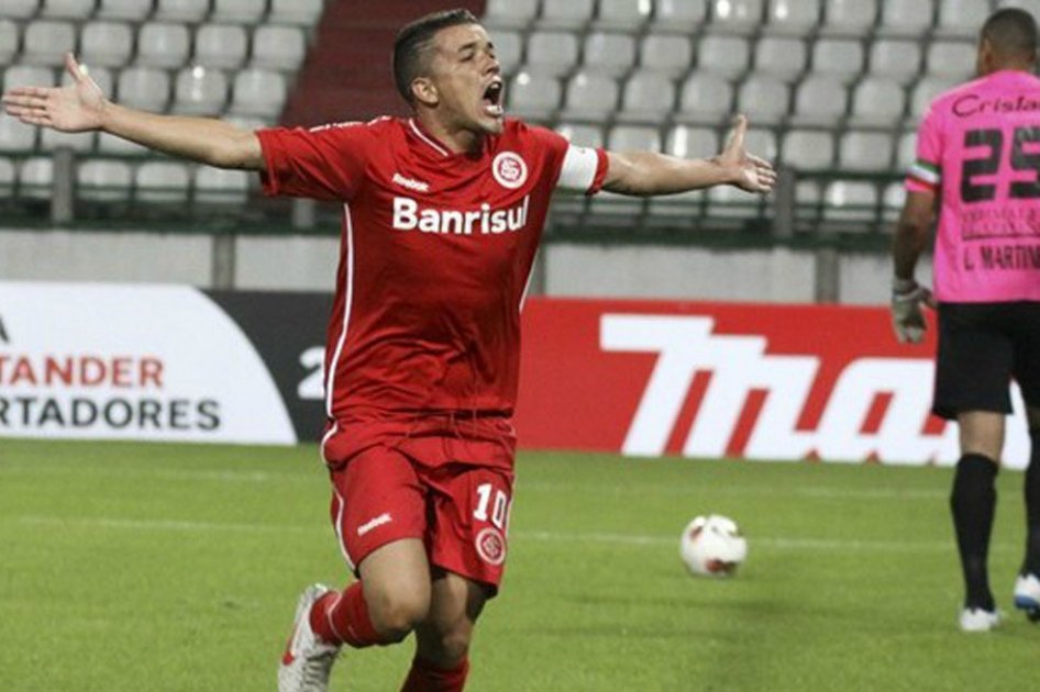 Árbitro se estrelló con jugador en el fútbol brasileño