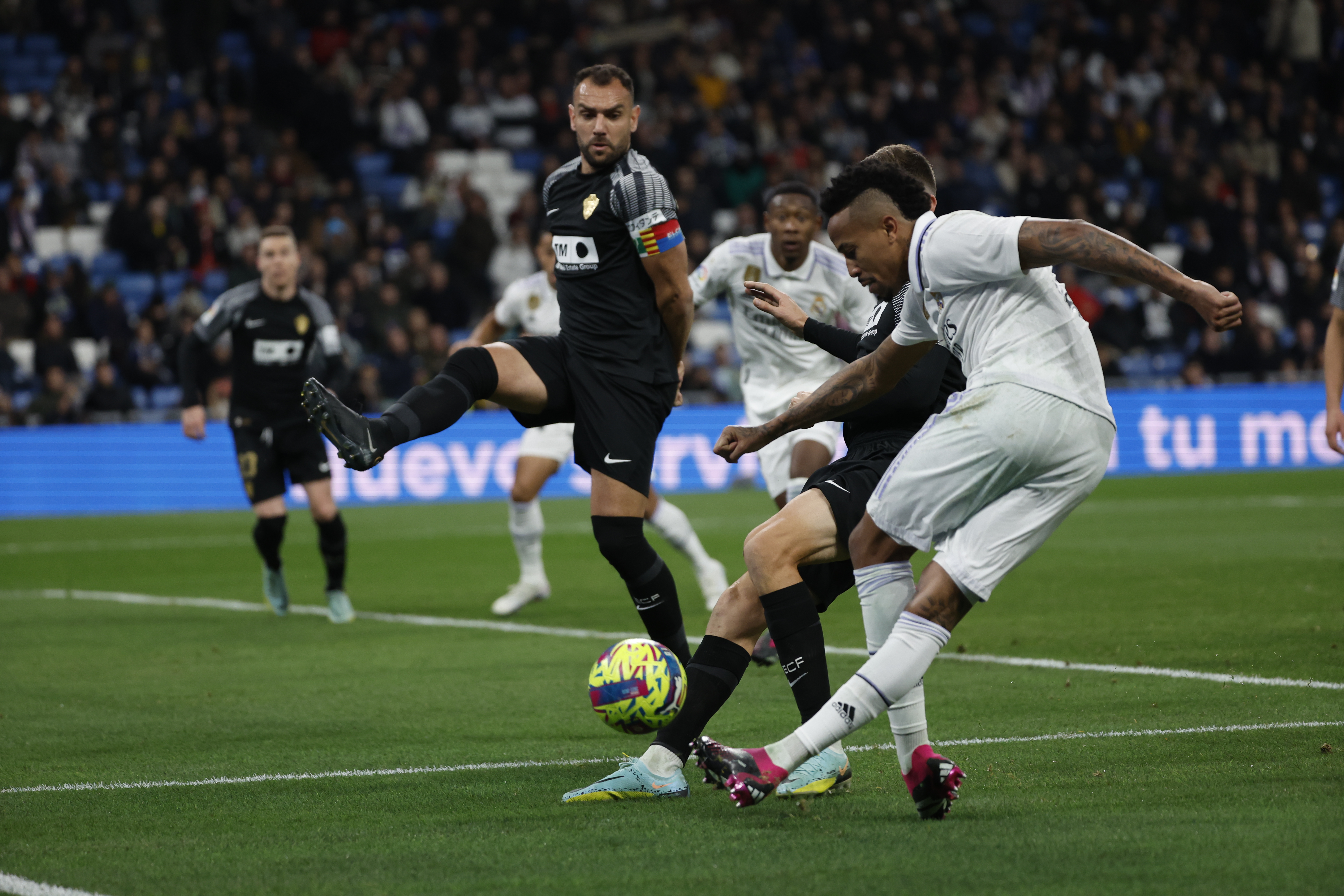 MADRID, 15/02/2023.- El defensa brasileño del Real Madrid Éder Militão (d) disputa un balón durante el partido de la Jornada 21 de LaLiga Santander que disputan este miércoles el Real Madrid y el Elche CF en el estadio Santiago Bernabéu de Madrid. EFE/ Juanjo Martin