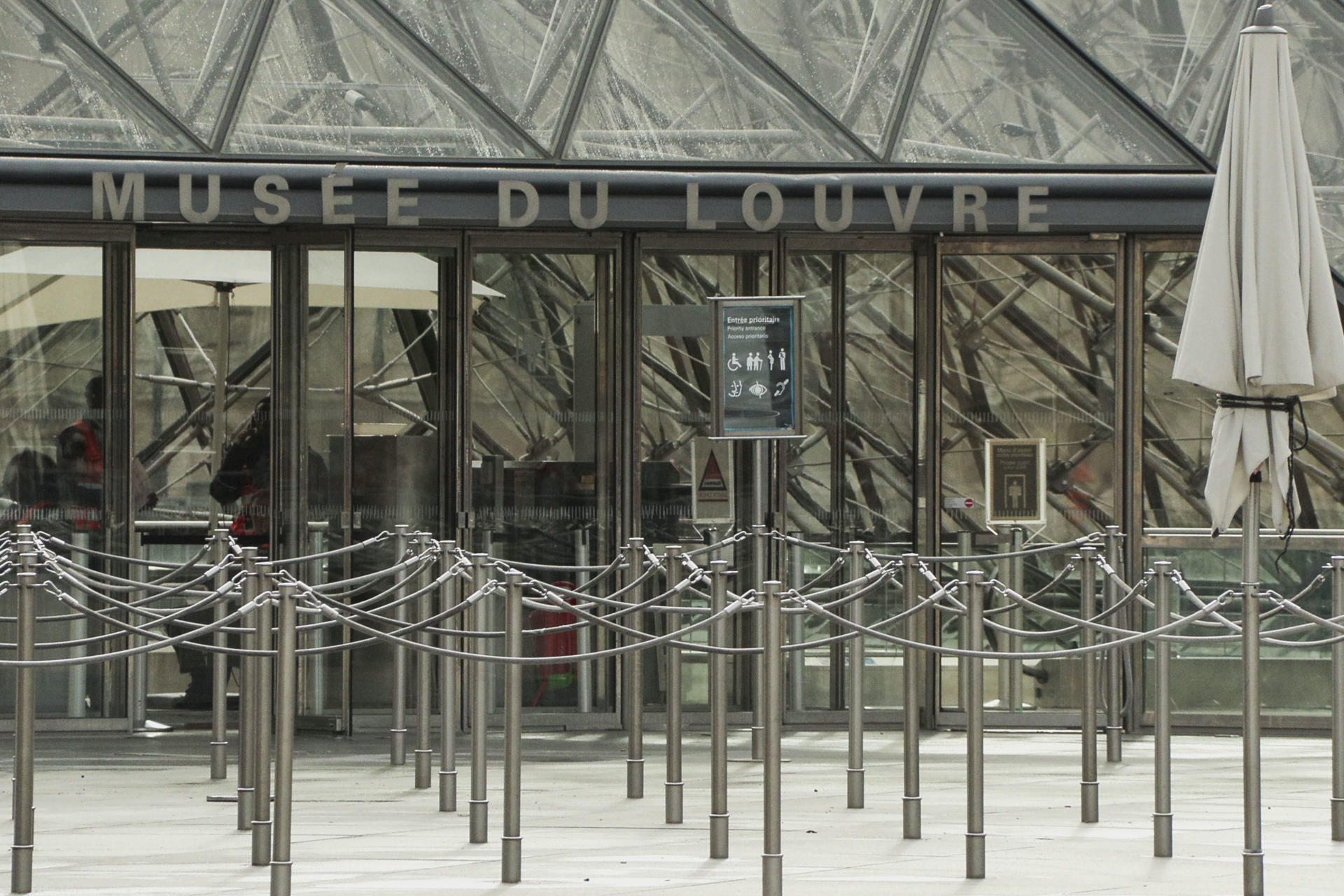Los posibles errores que facilitaron el robo en el Museo del Louvre