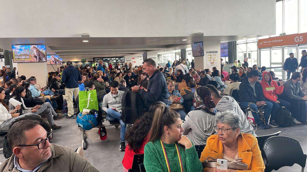 Reportan congestión en El Dorado por restricciones en espacio aéreo y mal clima