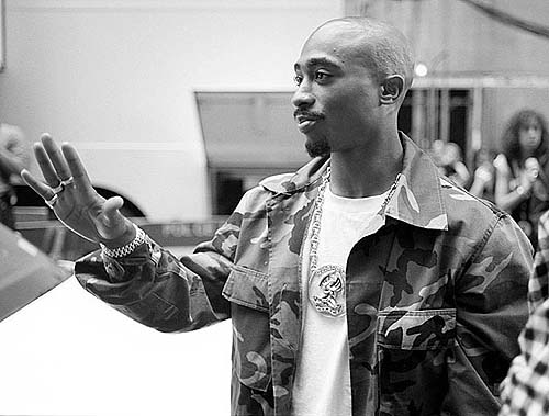 La estrella de rap Tupac Shakur llega al New York's Radio City Music Hall para los premios MTV Video Music Awards, en septiembre 4 de 1996. Nueve días después murió a causa de sus heridas de balas después de un tiroteo que se registró en Las Vegas, Nevada.(AP Photo/Todd Plitt)