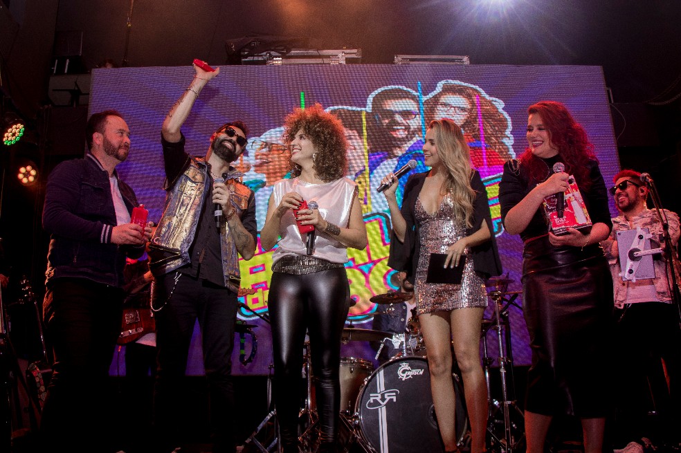 Los amantes de la música de los ochenta tendrán la oportunidad de transportarse a esa época en un combate entre la plancha, el pop y el rock en español.