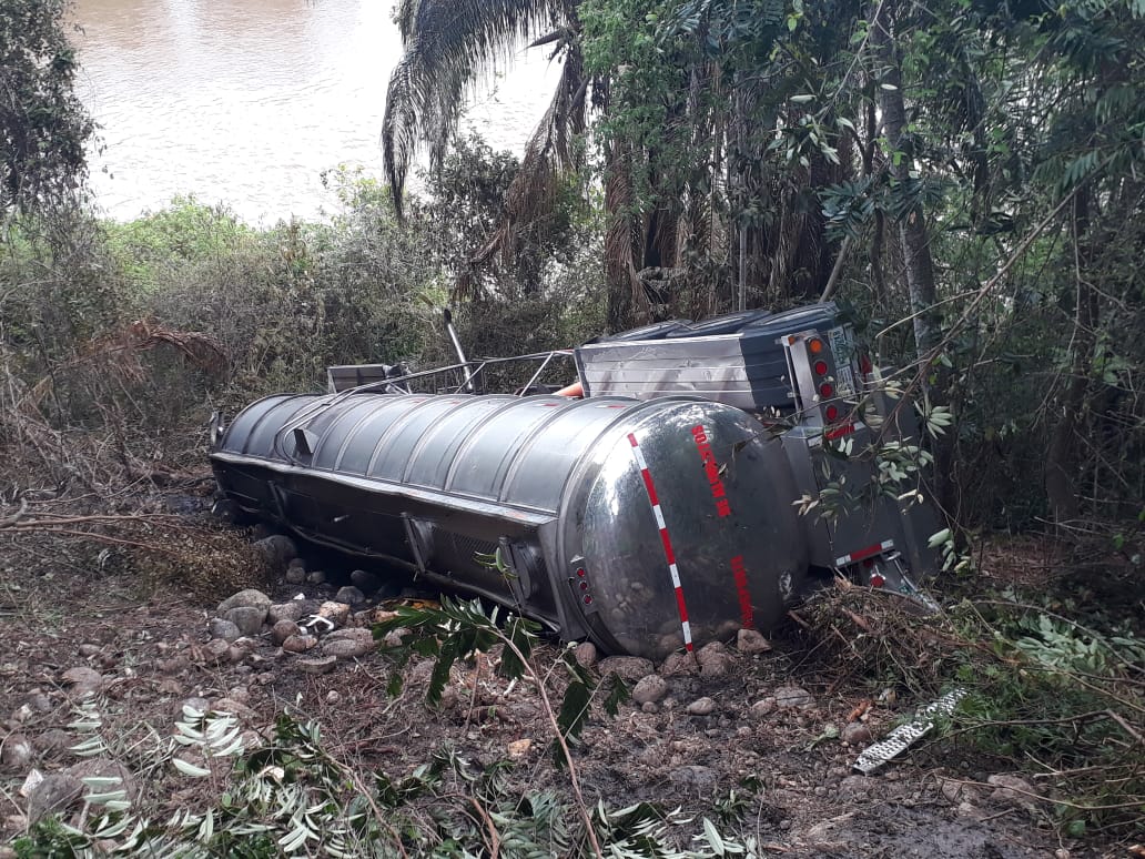 Volcamiento de camión podría haber afectado el río Sumapaz