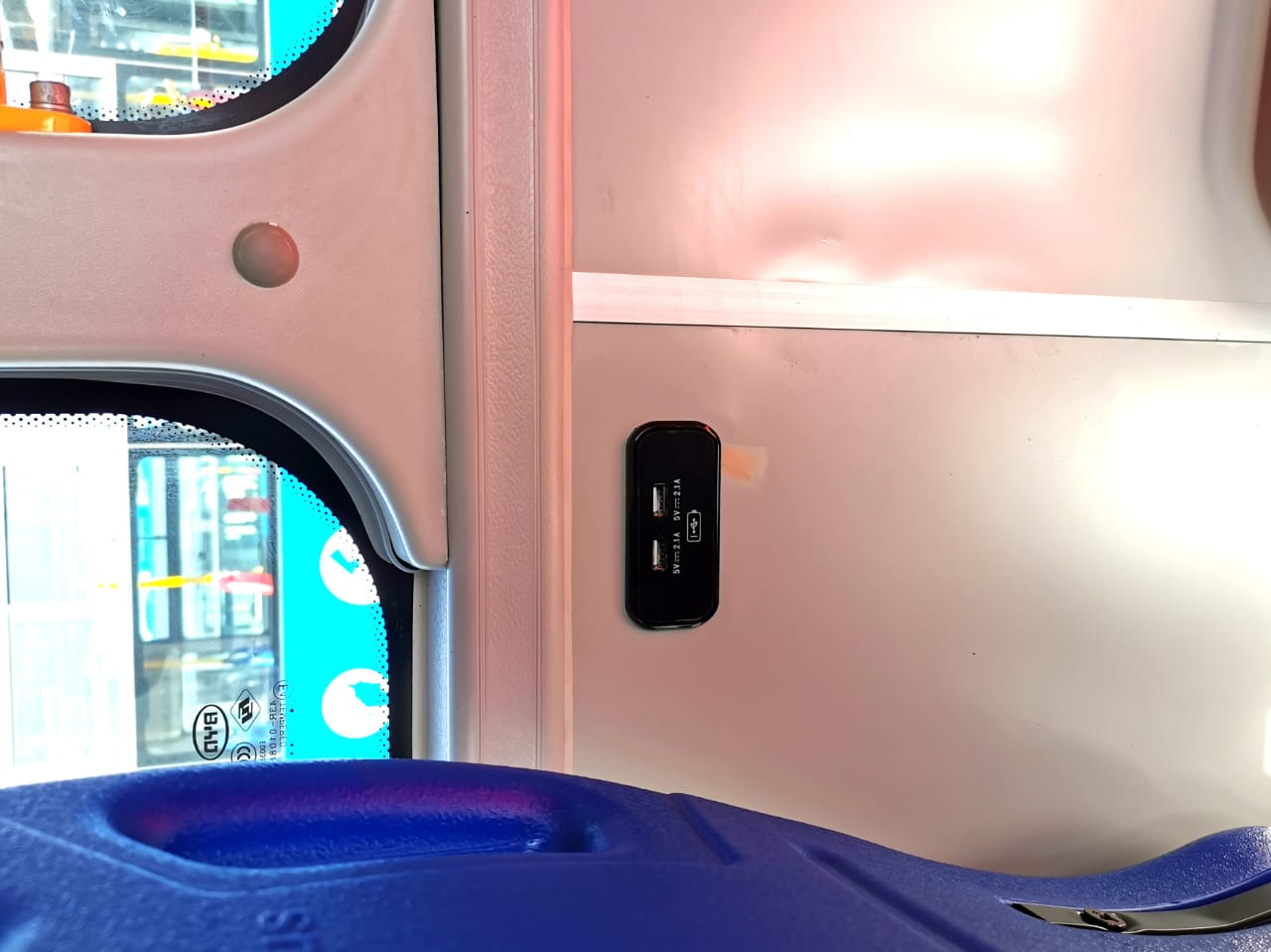 Además de los puntos de carga para celular, cuentan con Wifi para conexión de los pasajeros.