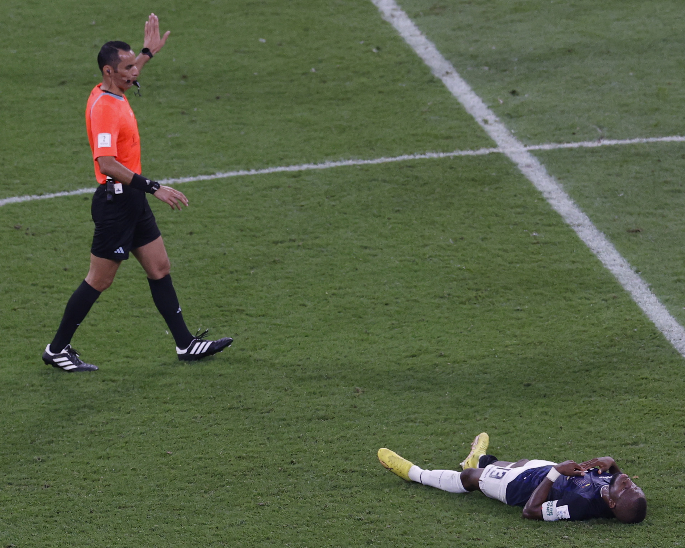 Doha (Qatar), 25/11/2022.- Referee Mustapha Ghorbal gestures as Enner Valencia of Ecuador lies injured on the ground during the FIFA World Cup 2022 group A soccer match between the Netherlands and Ecuador at Khalifa International Stadium in Doha, Qatar, 25 November 2022. (Mundial de Fútbol, Países Bajos; Holanda, Catar) EFE/EPA/Rungroj Yongrit