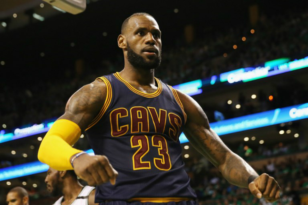 LeBron James supera a Michael Jordan como máximo anotador en playoffs de la NBA