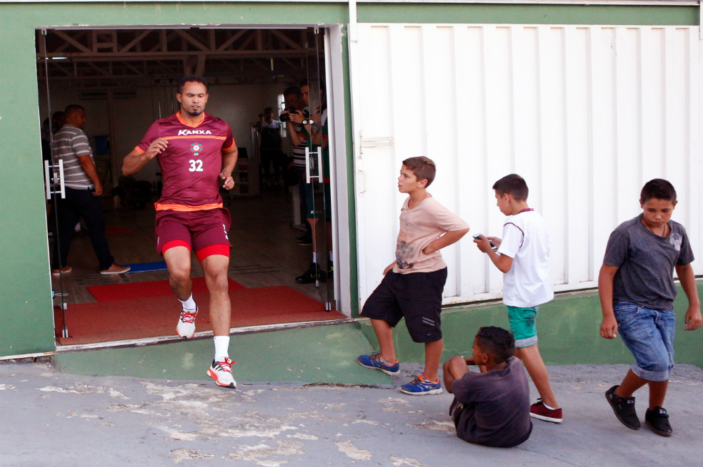 Vuelve a las canchas arquero que ordenó matar a su pareja