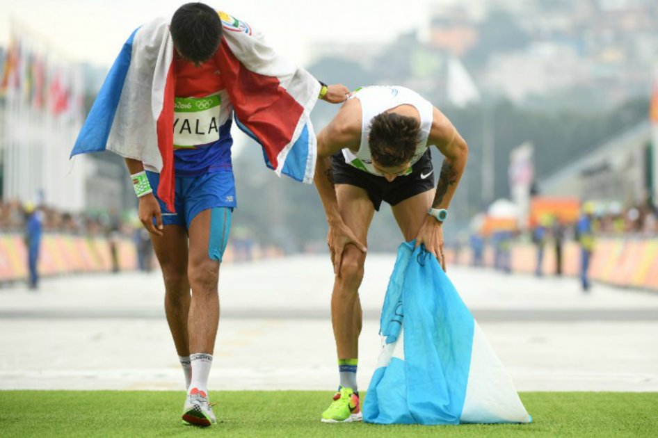 El paraguayo Derlys Ayala y el argentino Federico Bruno en la meta de la maratón olímpica. / AFP