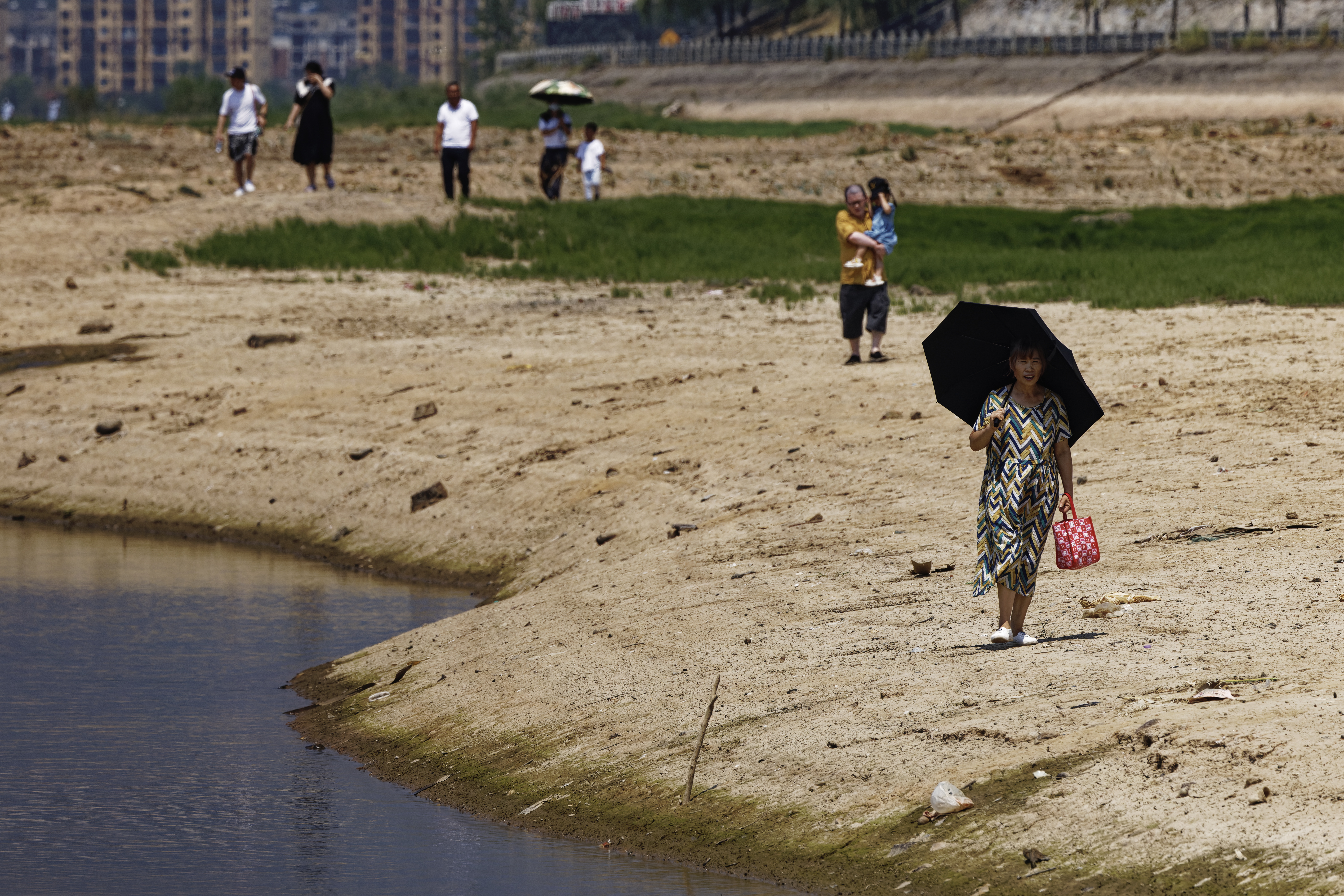 Ola de calor récord en China: pobladores se refugian en estaciones subterráneas