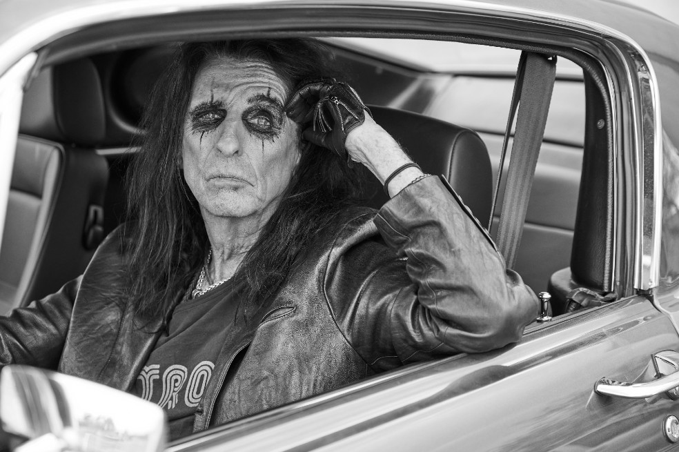 Alice Cooper celebra su cumpleaños con el lanzamiento del sencillo “Social Debris”