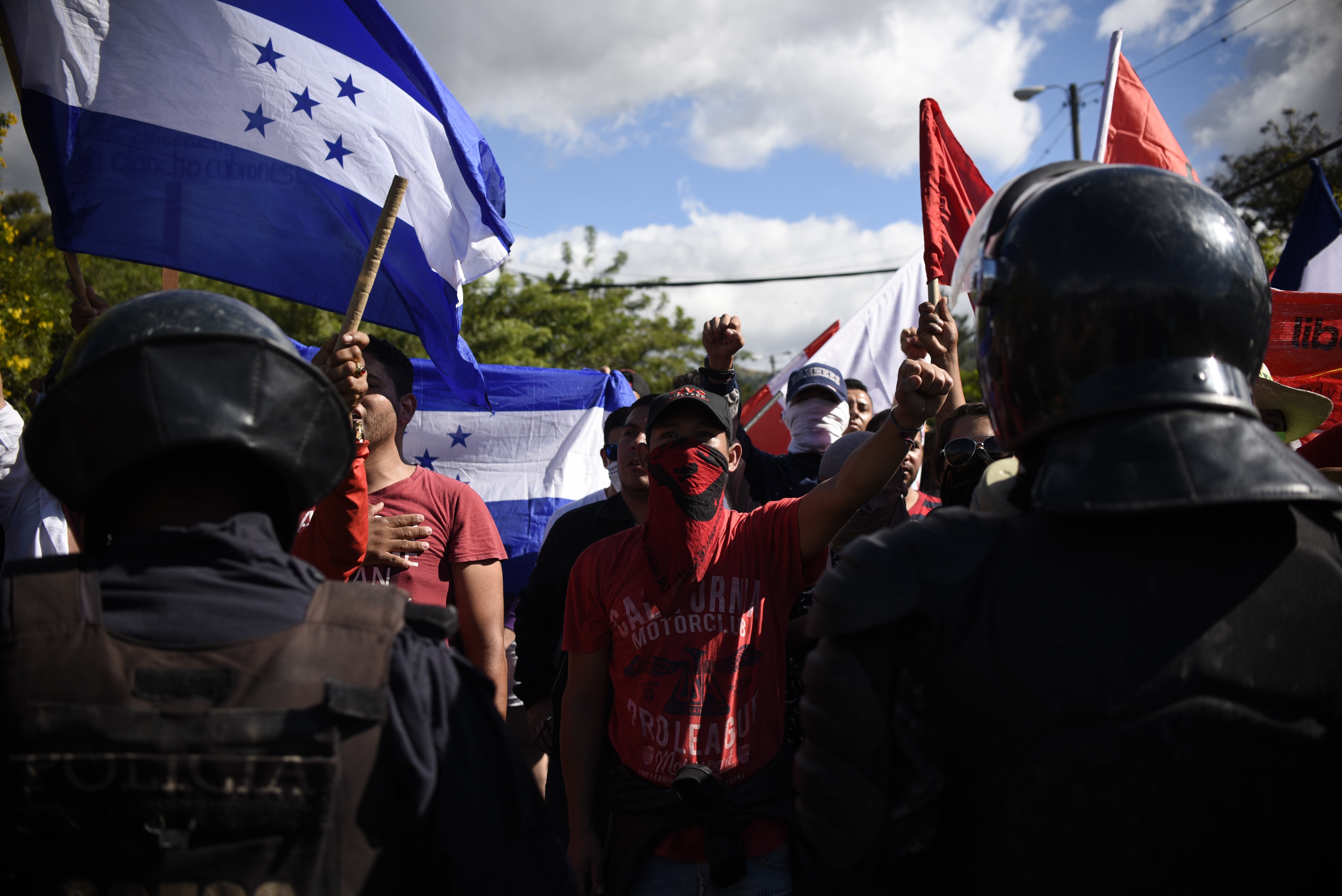 Miles de personas protestan contra supuesto fraude electoral en Honduras