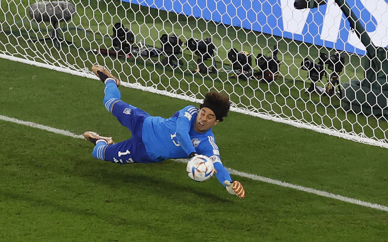 Video: El penalti clave que Memo Ochoa le tapó a Lewandoski