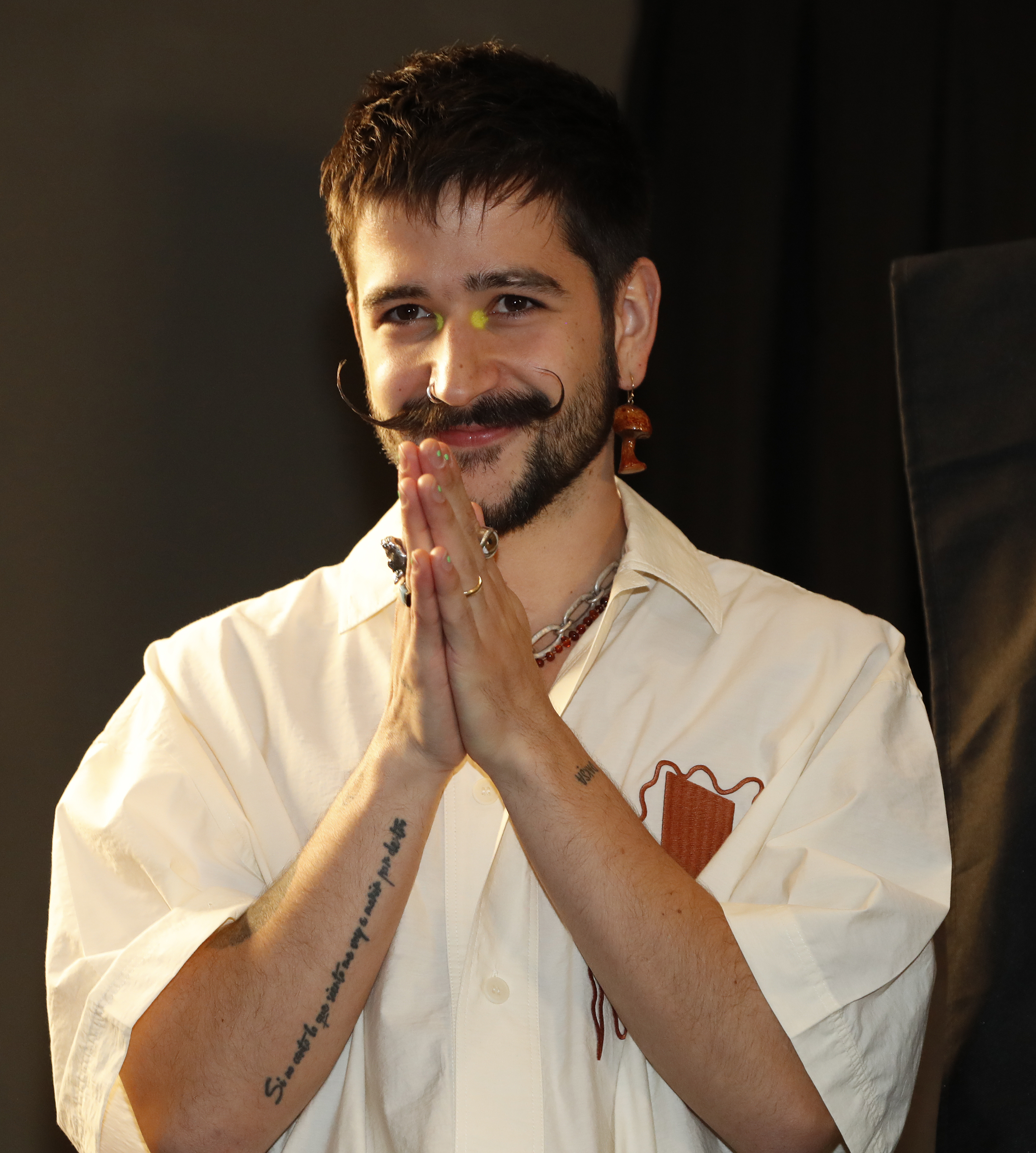 MEX5165. CIUDAD DE MÉXICO (MÉXICO), 31/05/2022.- El cantante colombiano, Camilo, posa hoy, durante una conferencia de prensa en la Ciudad de México (México). Si la gente sabe algo de la vida de Camilo es por que su catálogo musical ha tenido tintes biográficos y en redes sociales se ha abierto a sus seguidores, sobre eso el cantante colombiano asegura que no comprende su música sin relatar sus vivencias y asegura no tenerle miedo a la sobreexposición, según dijo a Efe. EFE/ Mario Guzmán