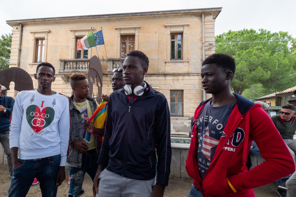 Un grupo de inmigrantes en Riace, el pueblo italiano en donde viven personas de 26 países.