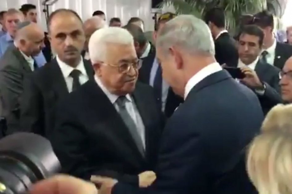 Netanyahu y Abás se estrechan la mano en funeral de Simón Peres