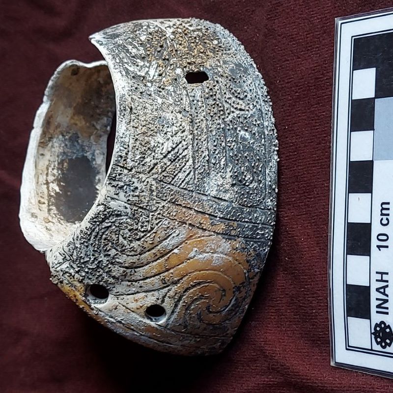 En este brazalete se encontró un símbolo en forma de ‘s’ que en náhuatl significa ‘pie torcido’ y se asocia con el planeta Venus.