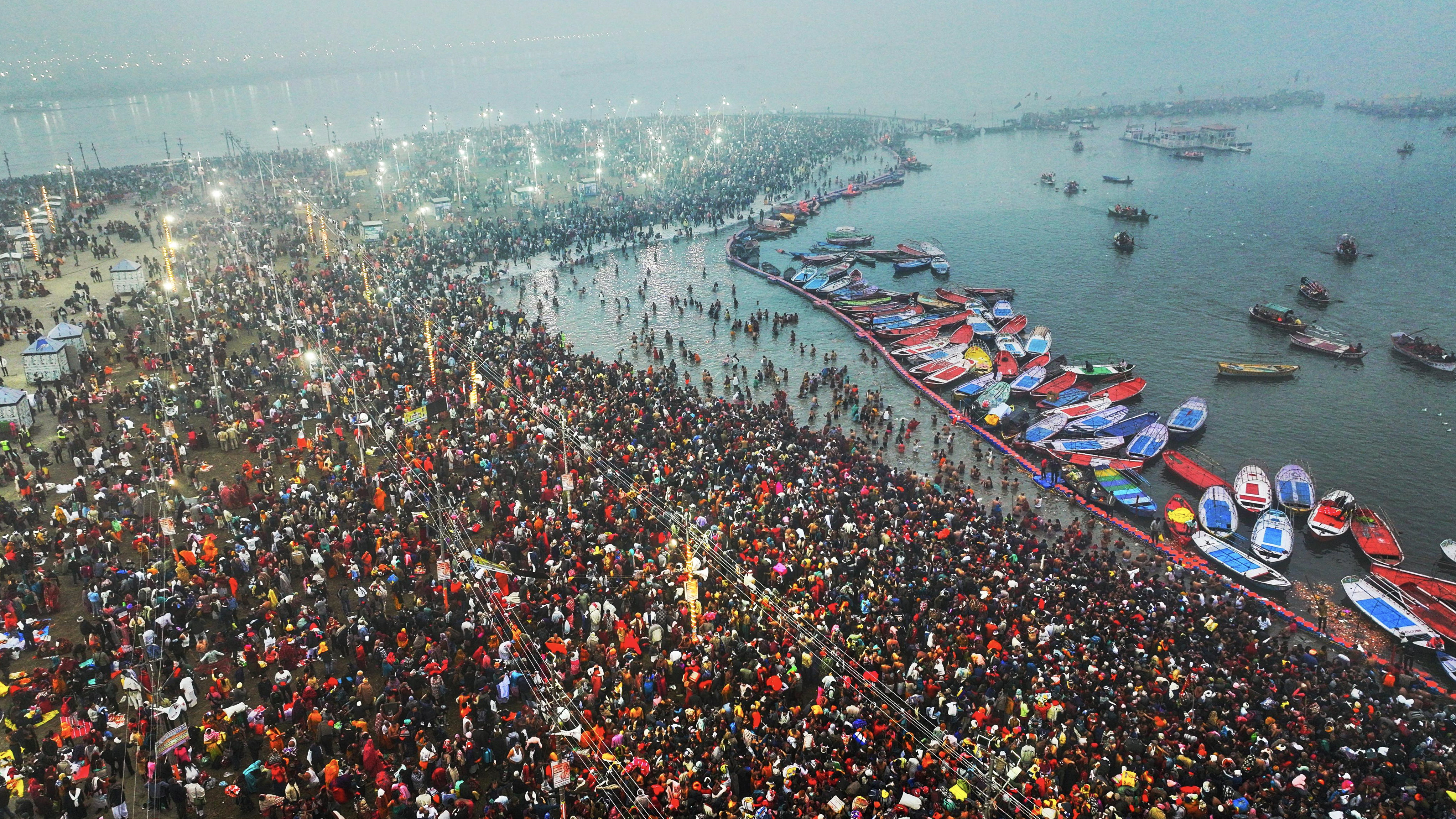 El auge turístico y comercial del multitudinario festival Kumbh Mela