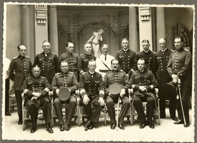 Comandante de Brigada del Batallón Pichincha, General Aníbal Valderrama y sus segundos al mando. 
Capitán de navío Günther Lütjens y sus oficiales. En el Hotel Alférez Real.