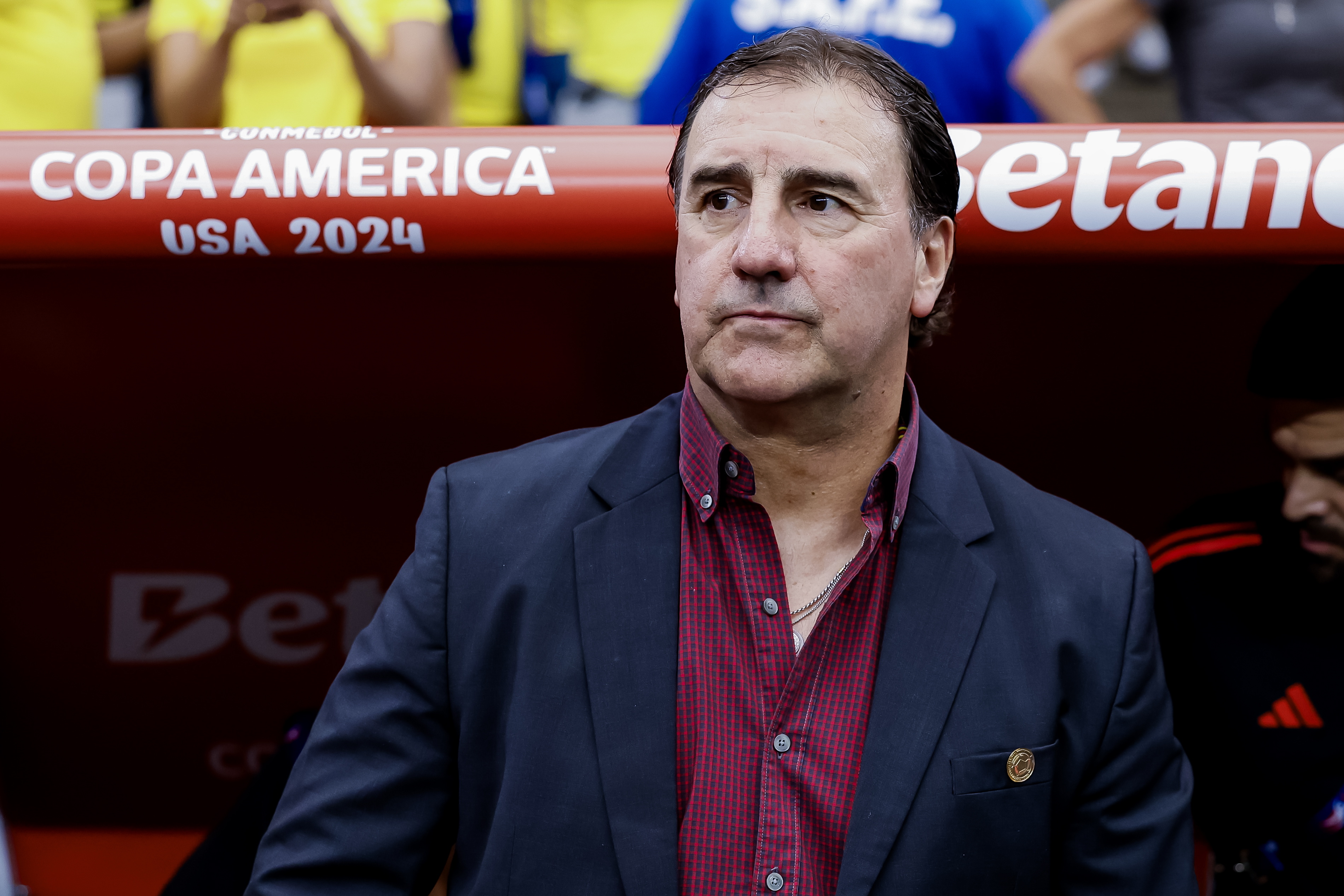 ¿Por qué Néstor Lorenzo, técnico de Colombia, usa la misma camisa en todos los partidos?