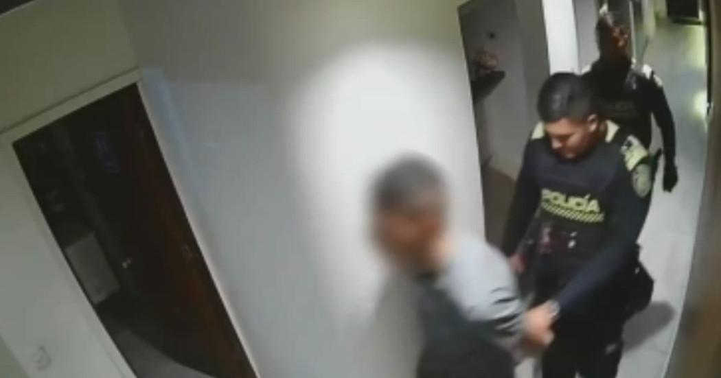 Momento en el que los uniformados capturan al individuo señalado de abusar sexual y psicológicamente de la menor.