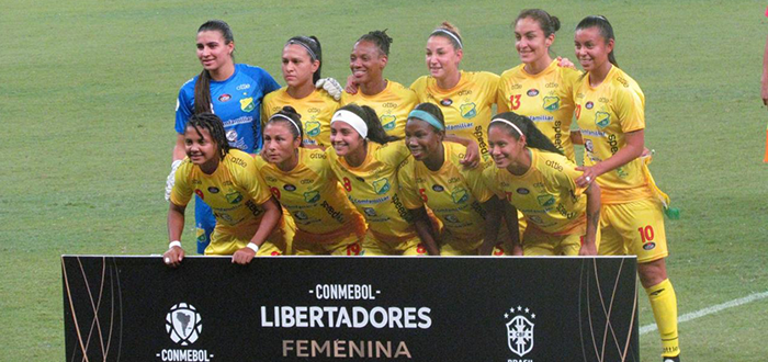 Luego del subcampeonato frente a Santa Fe en 2018, Atlético Huila brilló con jugadoras como Yoreli Rincón, la venezolana Karla Torres y las argentinas Aldana Cometti y Fabiana Vallejos.
El equipo 'Opita' llegó a la final contra Atlético Nacional y, aunque perdió el partido de ida 1-0, remontó en la vuelta con un 2-1 y se impuso en la tanda de penaltis por 3-0.
En ese mismo año, Atlético Huila logró el primer y único título para Colombia en la Copa Libertadores Femenina. Derrotó a Santos de Brasil por 5-3 en los penaltis tras un empate por 1-1 en el tiempo regular.
