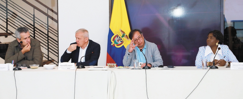 El ministro del Interior, Luis Fernando Velasco; el director del Dapre, Carlos Ramón González; el presidente, Gustavo Petro; y la vicepresidenta, Francia Márquez. La imagen es del repaso que hizo el Jefe de Estado a la gestión de 15 meses de mandato.