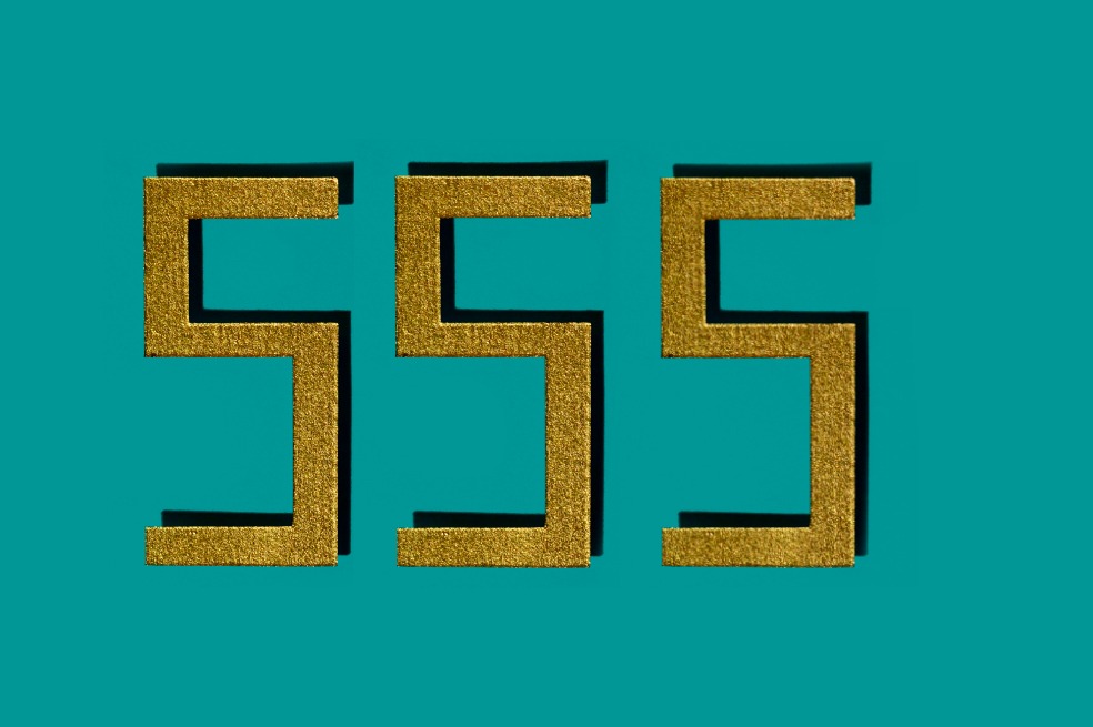 555: ¿qué significa este número y qué hacer si lo mira con frecuencia en el reloj?