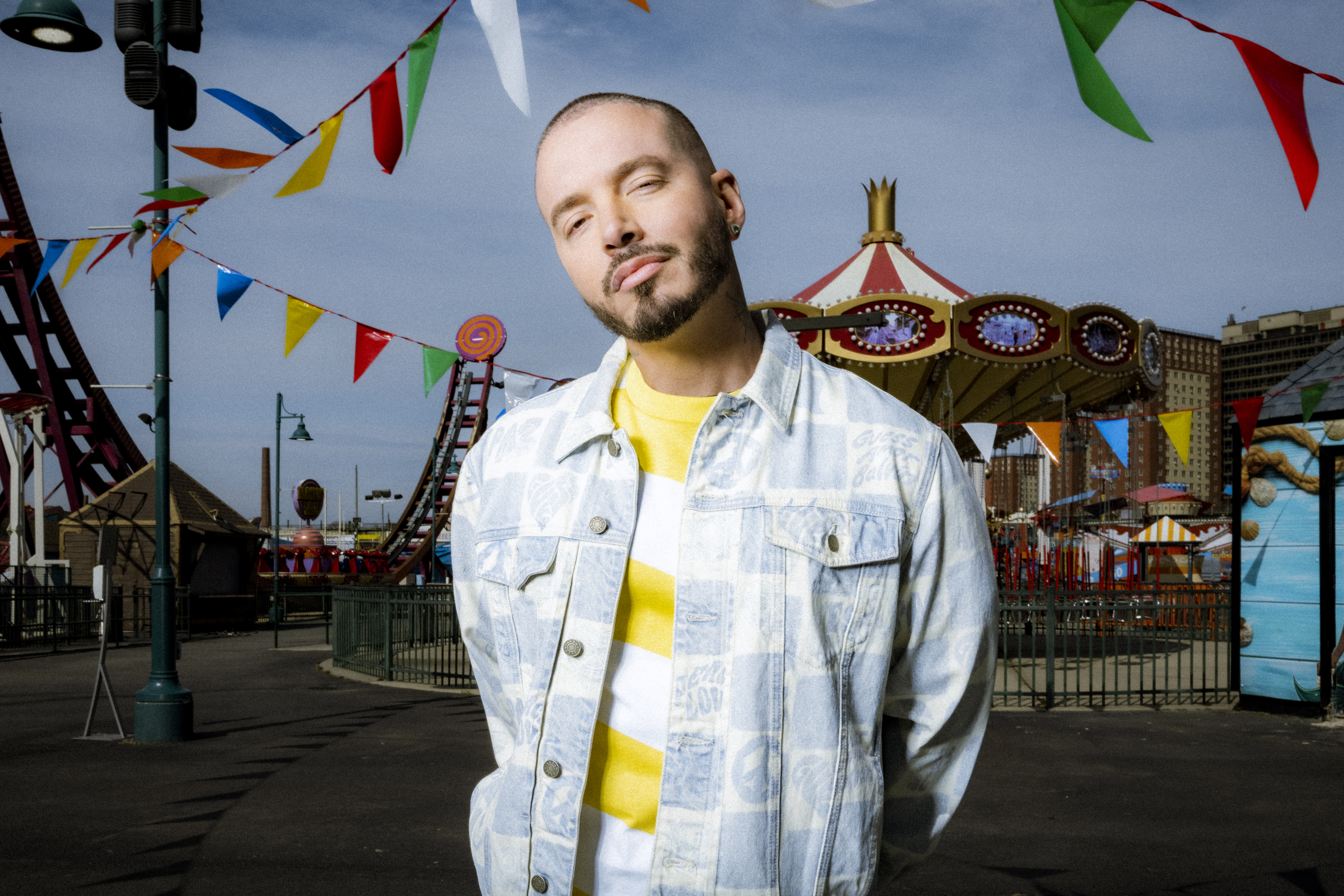 USA6538. MIAMI (ESTADOS UNIDOS), 20/08/2024.- Fotografía cedida por Univision del colombiano J Balvin en Miami Beach, Florida (EE.UU). Balvin será una de las estrellas invitadas en la próxima edición de la Semana de la Música Latina de Billboard, que se celebrará entre los próximos 14 y 18 de octubre en Miami Beach (Florida, EEUU). EFE/ Univision /SOLO USO EDITORIAL/SOLO DISPONIBLE PARA ILUSTRAR LA NOTICIA QUE ACOMPAÑA (CRÉDITO OBLIGATORIO)