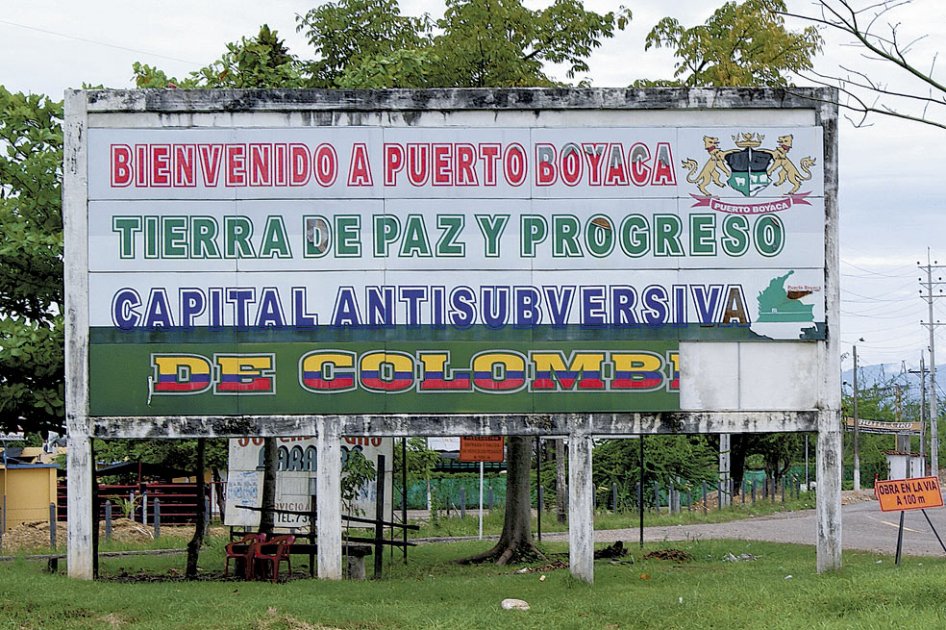 Este letrero, puesto a la entrada de Puerto Boyacá desde finales de los 70, se convirtió en un símbolo del paramilitarismo en Colombia. / Foto: Kienyke