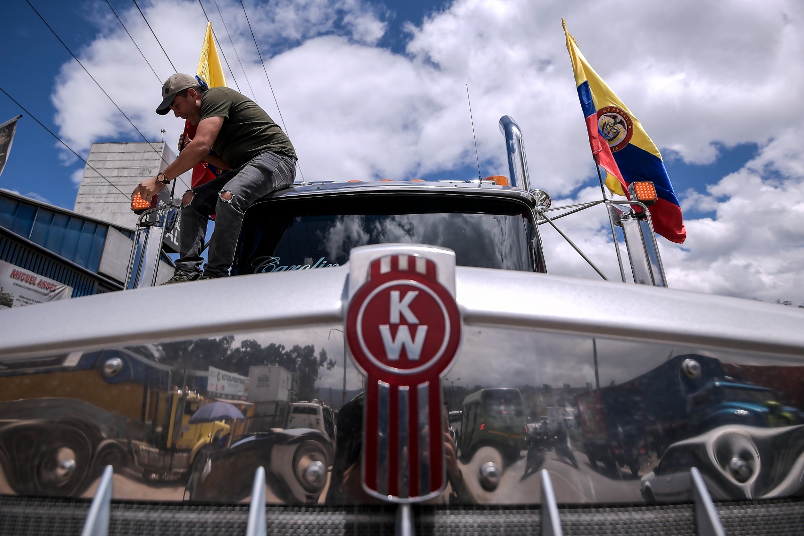 Con bloqueos intermitentes y de manera pacífica, avanzó la manifestación de transportadores por el incremento en el precio de los combustibles.