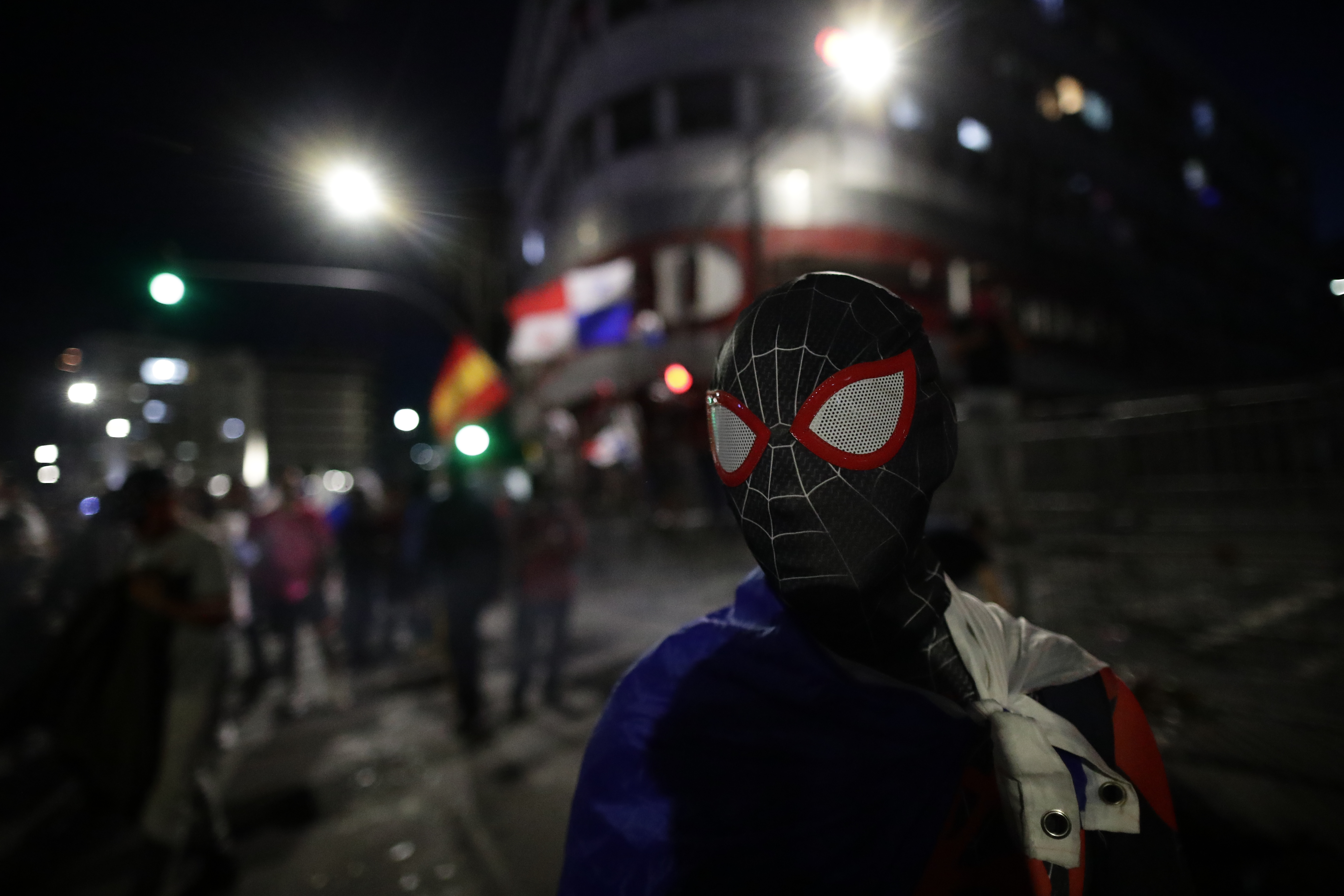 -FOTODELDÍA- AME2954. CIUDAD DE PANAMÁ (PANAMÁ), 31/10/2023.- Miles de personas salen a la calle para protestar contra el contrato entre el Estado y Minera Panamá, subsidiaria de la canadiense First Quantum Mineral (FQM), hoy en Ciudad de Panamá (Panamá). El Parlamento de Panamá aprobó este martes en el primero de los tres debates necesarios la derogación del polémico contrato minero con Minera Panamá, filial de la canadiense First Quantum Minerals, un acuerdo que desencadenó con su ratificación hace más de una semana fuertes protestas de repulsa en todo el país. EFE/ Bienvenido Velasco