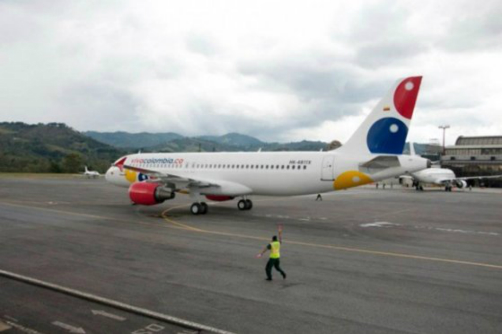 Que pasajeros de avión viajen de pie, la particular idea del CEO de VivaColombia