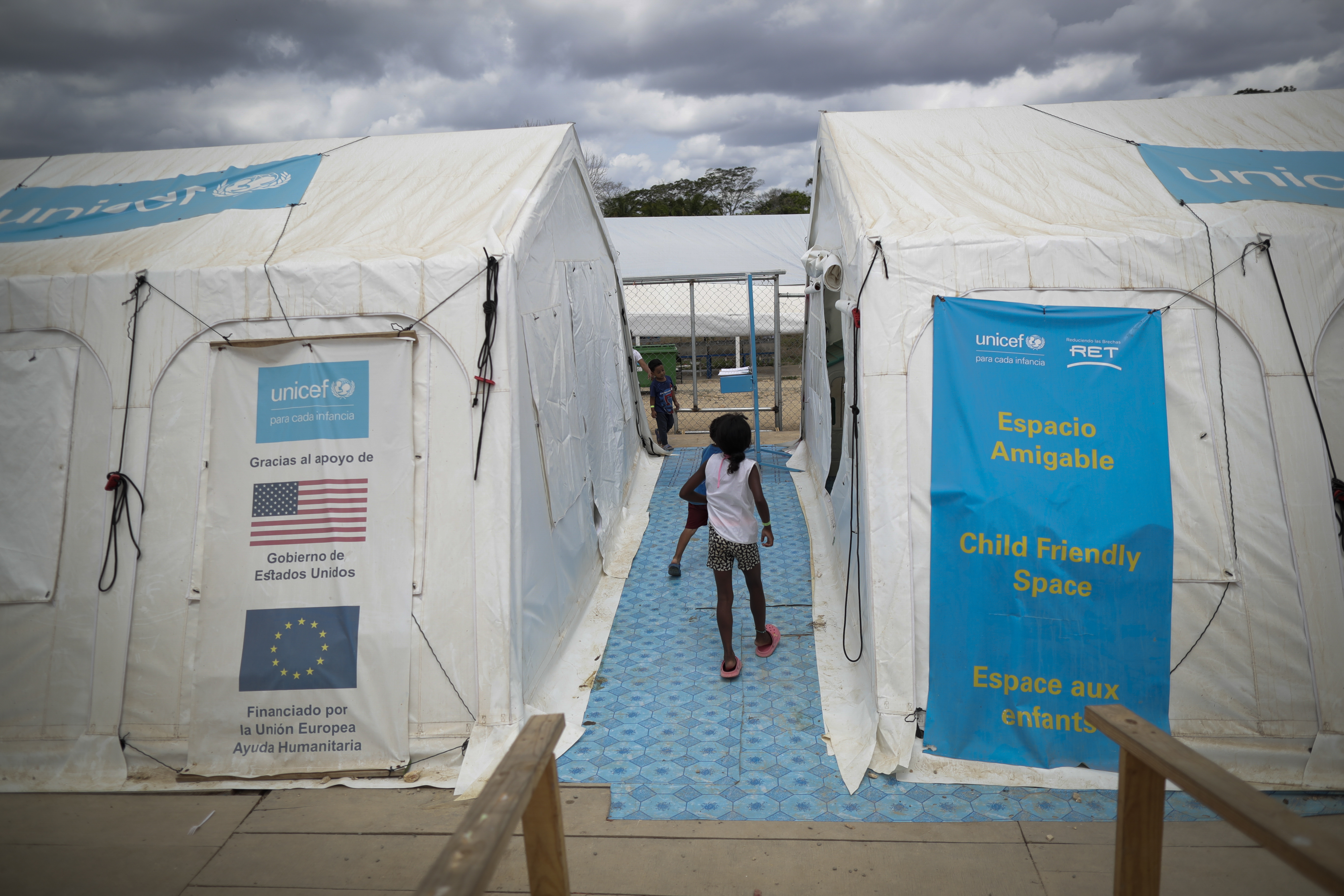 -FOTOGALERÍA- AME4250. BAJO CHIQUITO (PANAMÁ), 21/03/2023.- Niños migrantes juegan en la Estación de Recepción Migratoria (ERM) de San Vicente en Metetí (Panamá), el 11 de marzo de 2023. "Guerreros", repiten las madres, hijos guerreros que han aguantado largas caminatas, hambre, sed, el calor, picaduras de insectos, superar ríos y cerros, para sobrevivir a la selva del Darién en su ruta hacia Estados Unidos. Recién salidos de esta selva que hace de frontera natural entre Colombia y Panamá, los migrantes llegan hasta la conocida como Quebrada del León, donde les esperan unas piraguas de indígenas que los descenderán por el casi seco río Tuquesa hasta Bajo Chiquito, una pequeña población emberá donde podrán al fin reposar tranquilos. EFE/ Bienvenido Velasco
